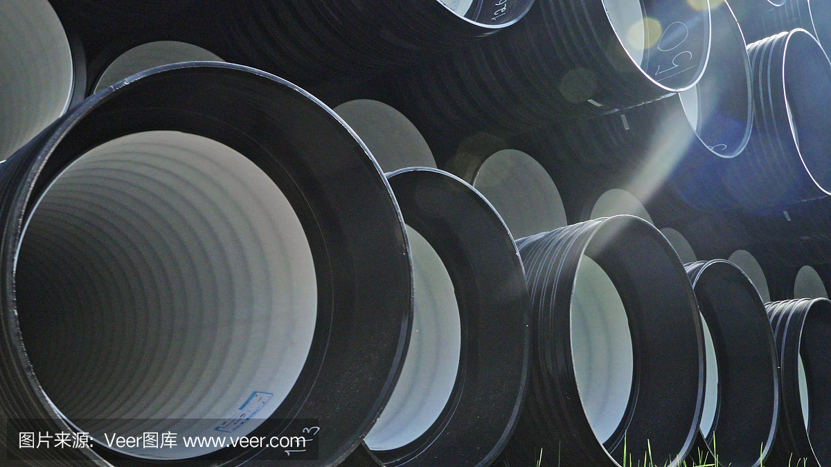 成品塑料管倉庫,工業(yè)戶外儲存場地。生產(chǎn)塑料水管的工廠。